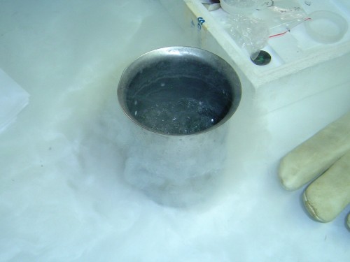 Siedender Stickstoff in einem Metallbecher (-196 °C)